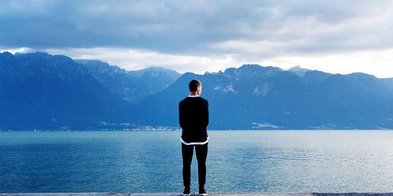 实测揭秘:摩托车蓝牙耳机对讲距离真相,Mesh组网与常规蓝牙在复杂路况下的生死差距